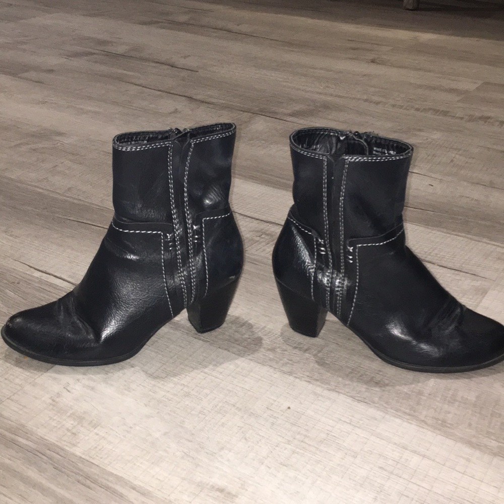 BLACK BOOTIES